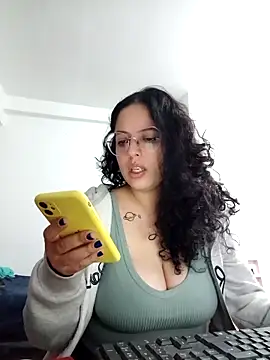 Snapshot of babyluna939 chatting on April 28, 11:43 pm babyluna939 online show from April 28, 11:43 pm
