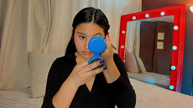 Snapshot of Little_Ivy chatting on February 5, 7:18 pm Little Ivy online show from February 5, 7:18 pm