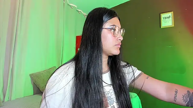 Snapshot of Little_Ivy chatting on February 24, 6:39 pm Little Ivy online show from February 24, 6:39 pm