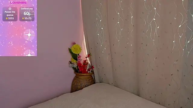 Snapshot of Little_Ivy chatting on April 1, 1:41 pm Little Ivy online show from April 1, 1:41 pm