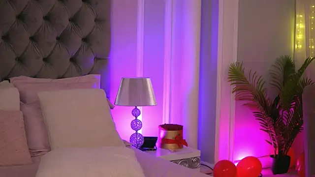 Snapshot of YasmineShaw chatting on March 19, 2:27 am YasmineShaw online show from March 19, 2:27 am