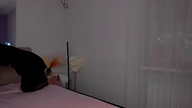 Laura Leee online show from March 1, 6:35 am