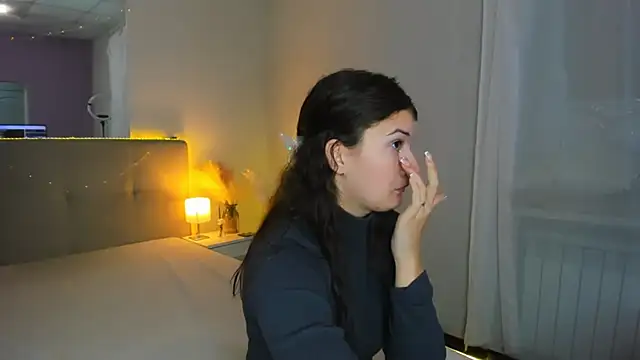 Laura Leee online show from November 19, 6:02 am