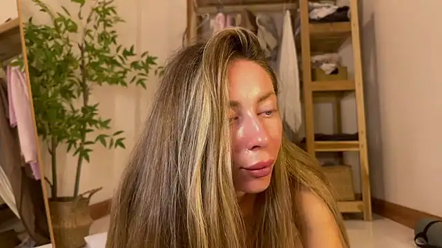 Snapshot of ___art chatting on October 28, 2:31 pm    art online show from October 28, 2:31 pm