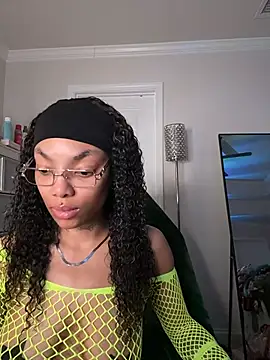 Snapshot of butterflybootyy chatting on April 24, 1:52 am butterflybootyy online show from April 24, 1:52 am