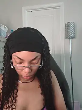 Snapshot of butterflybootyy chatting on May 25, 12:44 pm butterflybootyy online show from May 25, 12:44 pm