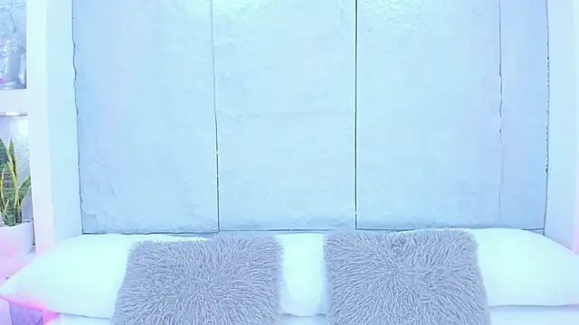 AvyMilton online show from September 26, 11:36 am