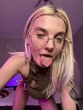 Snapshot of LoveLuna_ chatting on December 15, 11:20 pm LoveLuna online show from December 15, 11:20 pm