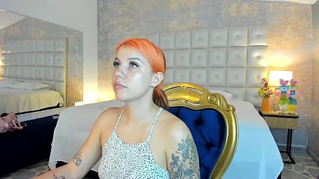 MelaniieRoux online show from June 5, 7:30 pm