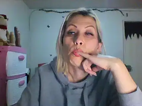 alixia81 online show from December 22, 2:28 am