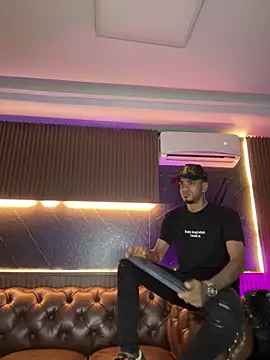 AaronCruz  online show from March 6, 1:13 am