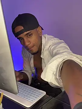Snapshot of AaronCruz_ chatting on May 1, 11:53 pm AaronCruz online show from May 1, 11:53 pm