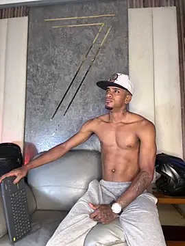 Snapshot of AaronCruz_ chatting on May 19, 11:00 pm AaronCruz online show from May 19, 11:00 pm