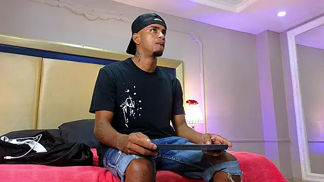 Snapshot of AaronCruz_ chatting on June 6, 5:39 pm AaronCruz online show from June 6, 5:39 pm