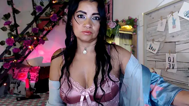 Snapshot of luna_sky83 chatting on June 18, 11:58 am luna sky83 online show from June 18, 11:58 am