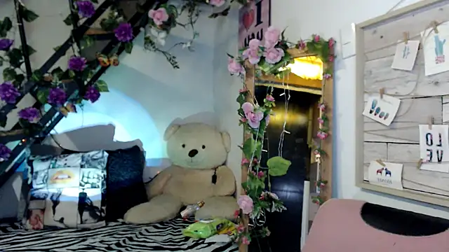 Snapshot of luna_sky83 chatting on July 4, 5:57 am luna sky83 online show from July 4, 5:57 am