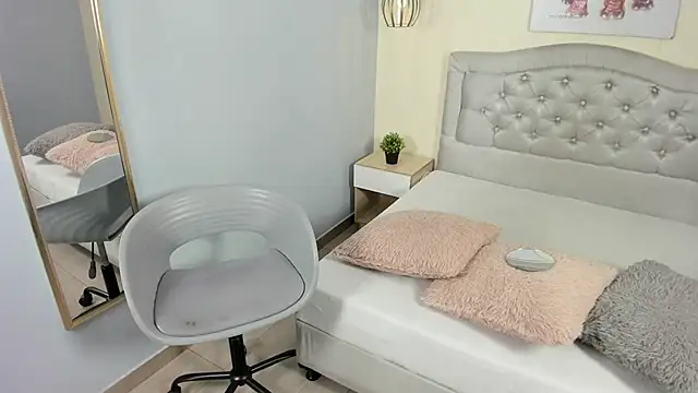 escarleth   online show from February 11, 1:05 pm