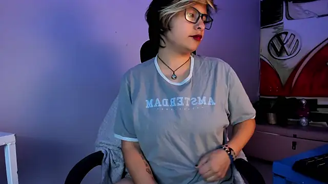 Snapshot of NovaGlitz chatting on December 11, 11:41 am NovaGlitz online show from December 11, 11:41 am