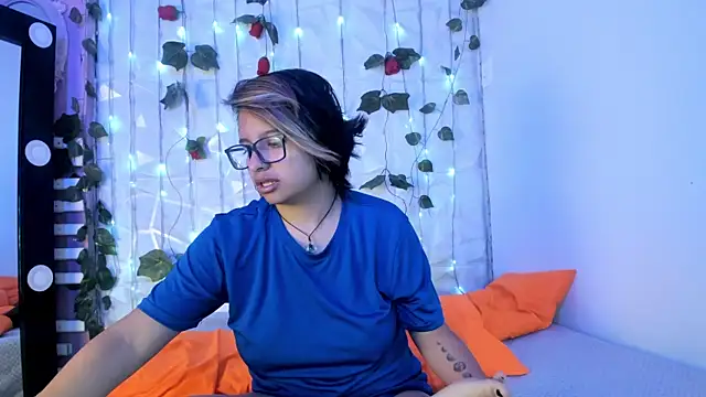 Snapshot of NovaGlitz chatting on January 23, 11:48 am NovaGlitz online show from January 23, 11:48 am