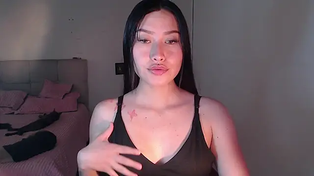 Snapshot of Emilyswan04 chatting on January 11, 6:33 pm Emilyswan04 online show from January 11, 6:33 pm