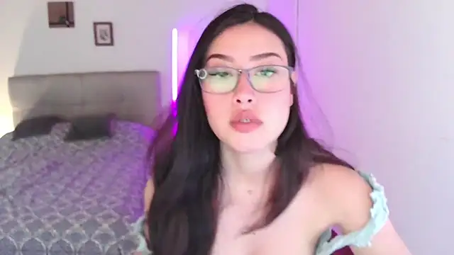 Snapshot of Emilyswan04 chatting on September 24, 6:33 pm Emilyswan04 online show from September 24, 6:33 pm