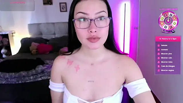 Snapshot of Emilyswan04 chatting on October 8, 9:56 pm Emilyswan04 online show from October 8, 9:56 pm