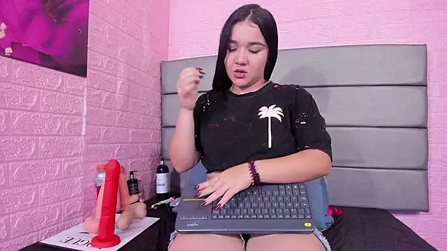 Snapshot of LYAA_COLLINS_ chatting on February 9, 3:23 pm LYAA COLLINS online show from February 9, 3:23 pm
