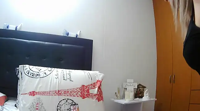 Latiinvenushot online show from January 21, 9:15 pm