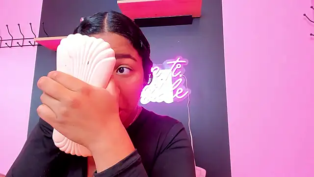 Sofi Fox  online show from March 20, 1:15 pm