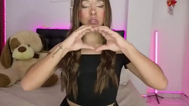 Sofieevans  online show from April 13, 8:25 pm