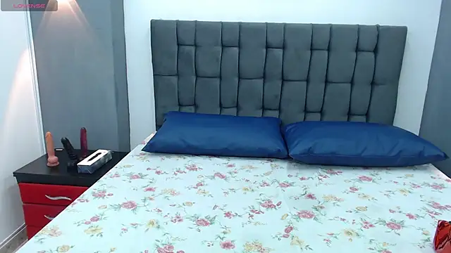 Snapshot of VickyJohnson1 chatting on December 18, 8:36 pm VickyJohnson1 online show from December 18, 8:36 pm
