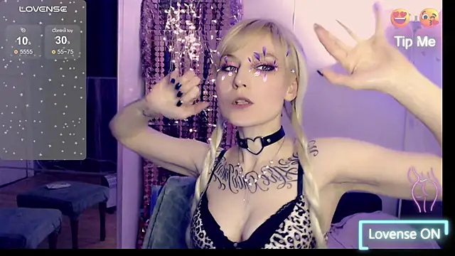 Snapshot of mischellemeow13 chatting on December 22, 2:06 am mischellemeow13 online show from December 22, 2:06 am