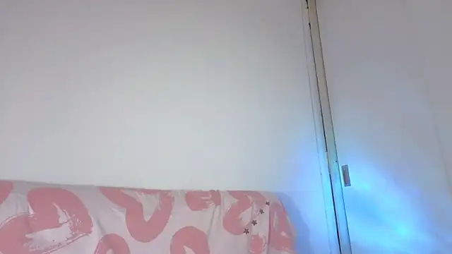 Snapshot of Sweet-Sophiee chatting on April 6, 4:46 am Sweet-Sophiee online show from April 6, 4:46 am
