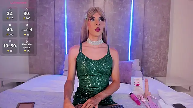 Snapshot of MaxiRogers chatting on March 11, 9:04 pm MaxiRogers online show from March 11, 9:04 pm