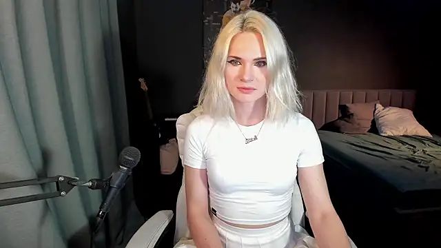 Snapshot of Milena_marshmalows chatting on February 23, 11:04 pm Milena marshmalows online show from February 23, 11:04 pm