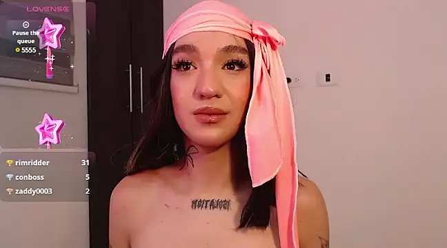 Snapshot of zarablare_ chatting on February 21, 3:01 am zarablare online show from February 21, 3:01 am