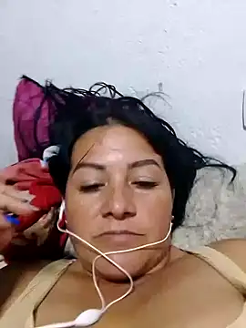 Snapshot of lupita_2023 chatting on December 15, 10:58 pm lupita 2023 online show from December 15, 10:58 pm