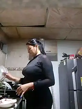 Snapshot of lupita_2023 chatting on December 17, 12:23 am lupita 2023 online show from December 17, 12:23 am