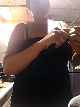 Snapshot of lupita_2023 chatting on February 5, 3:52 pm lupita 2023 online show from February 5, 3:52 pm