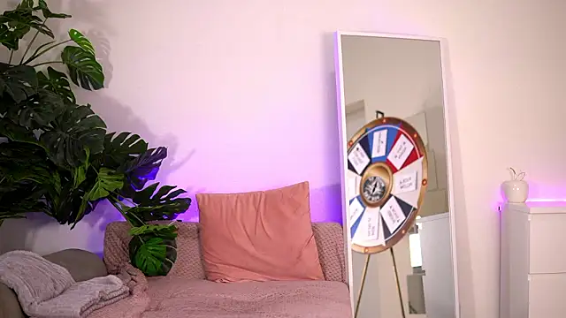 Snapshot of BelleSkye chatting on February 25, 4:11 am BelleSkye online show from February 25, 4:11 am