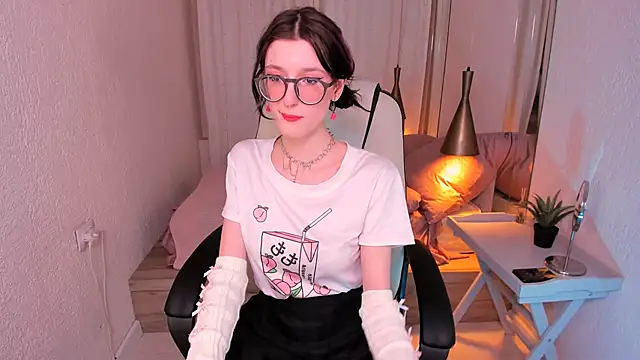 Lil Melanie  online show from January 18, 2:12 pm