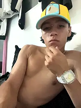 Snapshot of CRYBYT9 chatting on December 2, 2:39 am CRYBYT9 online show from December 2, 2:39 am