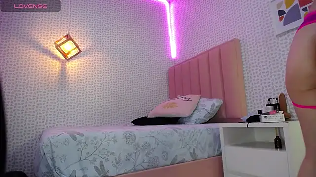 cassiehoward14 online show from March 19, 3:09 am