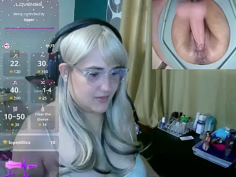 Snapshot of lolalicious_7583 chatting on March 1, 6:43 pm lolalicious 7583 online show from March 1, 6:43 pm