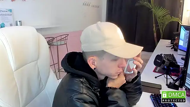 smallgiant27 online show from October 8, 1:14 am