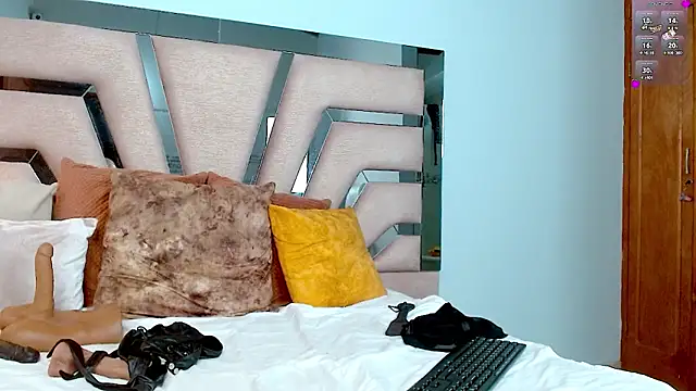 cintia hills online show from January 29, 7:25 am