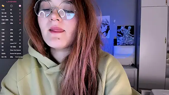 Snapshot of July_Slowdive chatting on December 3, 3:11 pm July Slowdive online show from December 3, 3:11 pm