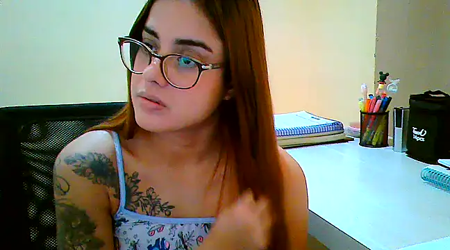 Snapshot of maliamiller chatting on March 20, 4:18 am maliamiller online show from March 20, 4:18 am