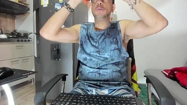 Snapshot of latinmartin73 chatting on January 6, 8:28 pm latinmartin73 online show from January 6, 8:28 pm