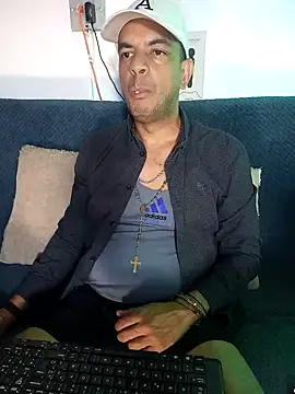 Snapshot of latinmartin73 chatting on January 23, 1:08 am latinmartin73 online show from January 23, 1:08 am